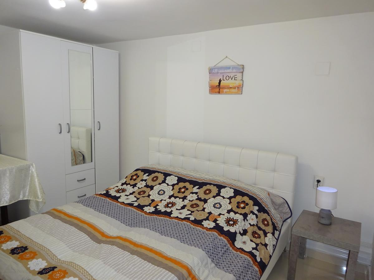 Jasmin White Apartment